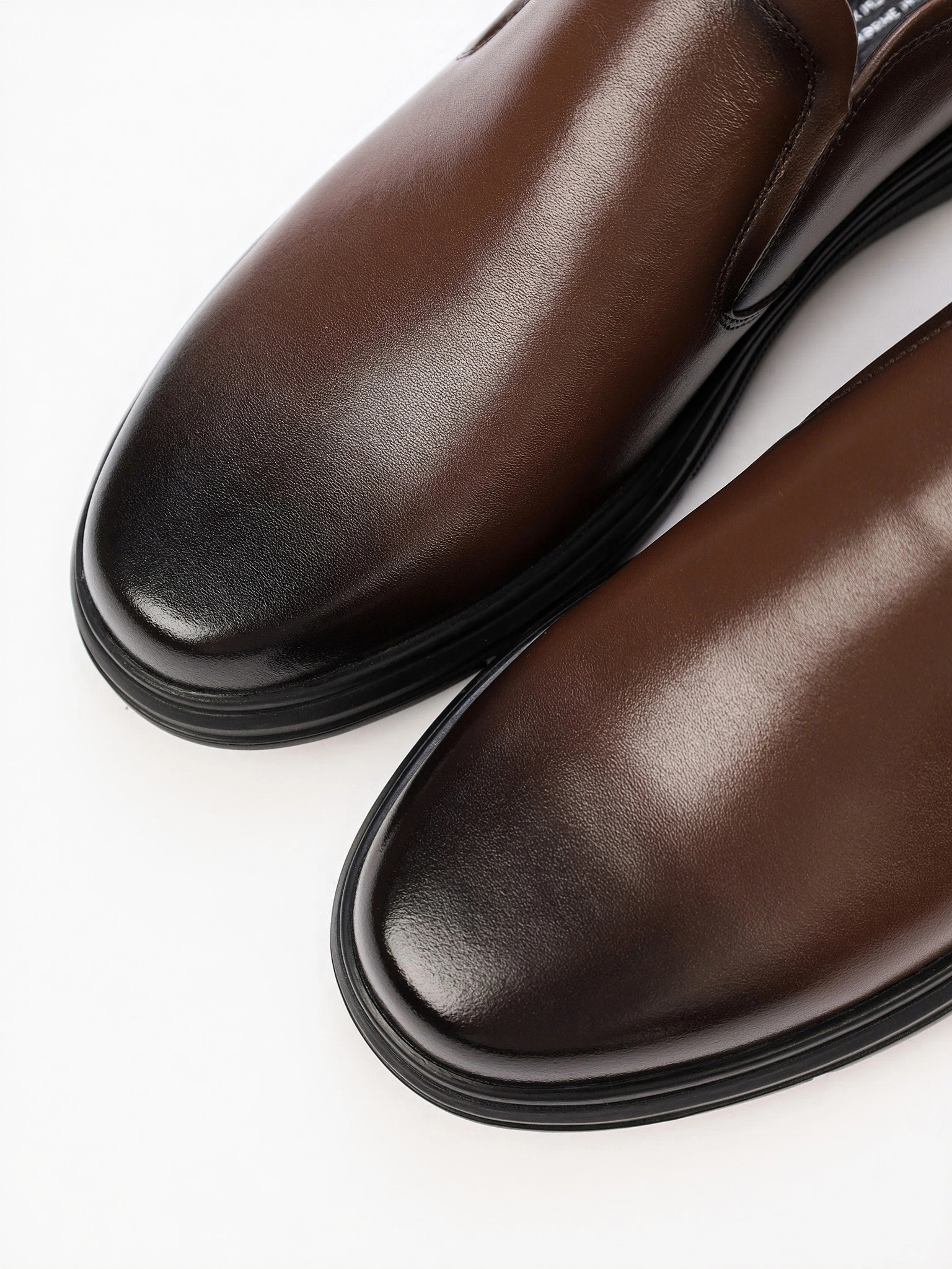 Туфли коричневого цвета с эластичными вставками